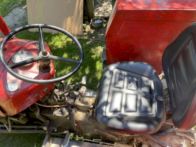 Traktor 533 s priključcima u ispravnom stanju