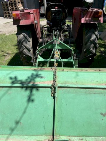 Traktor 533 s priključcima u ispravnom stanju