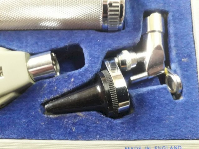 Uredjaj za pregled oka,uha,nosa grla