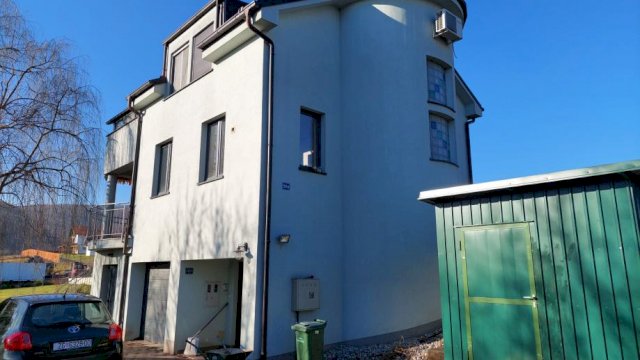 Kuća: Mala Rakovica, 250.00 m2