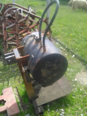 Kuciste,sasija sa rezervoarom ulja za hidr.cjepac